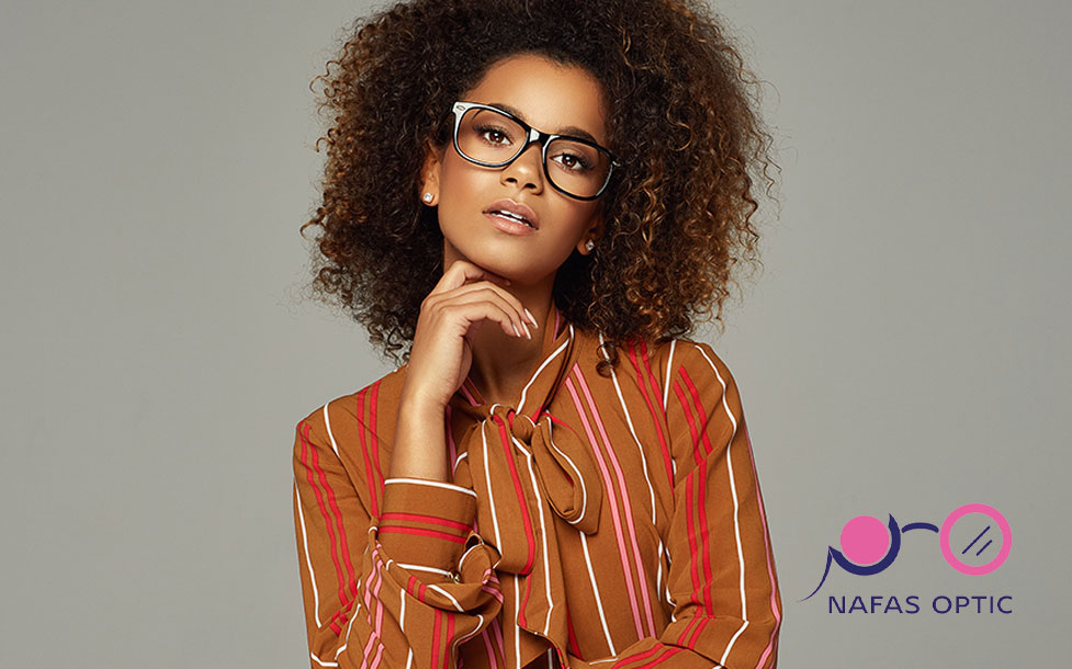 عینک طبی برای پوست تیره